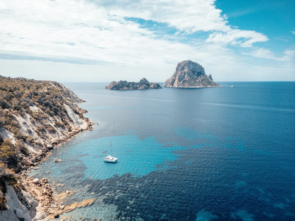 Vista de Es Vedrà, la mítica roca de Ibiza https://www.monkeyibiza.com