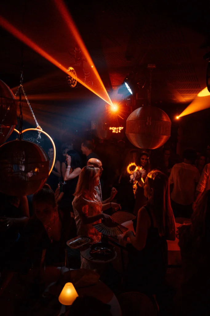 Noche festiva en Monkey Ibiza con DJ y un ambiente interior elegante