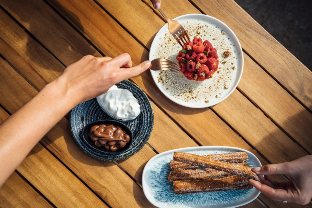 Foto de postres del restaurante Monkey Ibiza colocados sobre una mesa 
