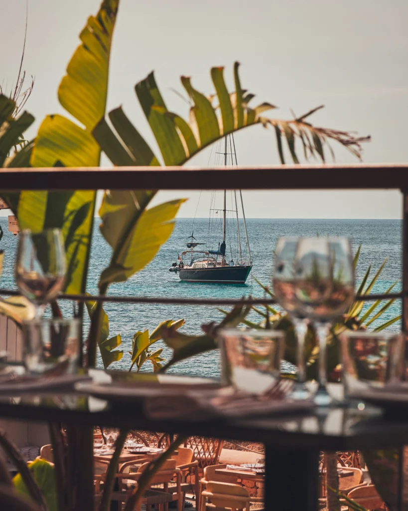 Vue sur la mer depuis le pool club du Monkey Ibiza